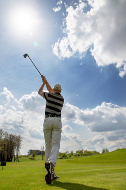 Adam oynarken golf yaz, arka görünüm