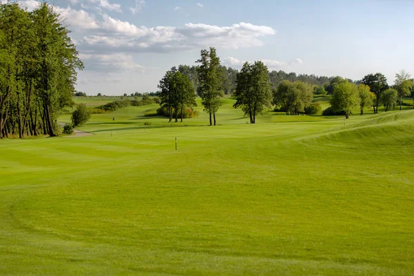 Yaz aylarında golf sahası mükemmel manzara — Stok fotoğraf