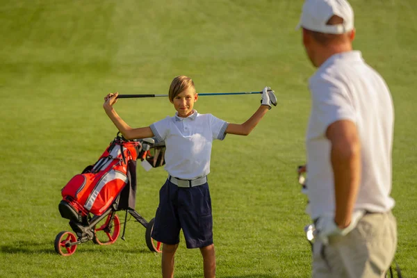 11 yaşındaki çocuk golf çalışmaktan mutlu. — Stok fotoğraf