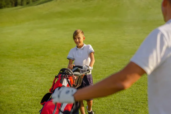 11 살 소년은 골프를 치고 싶어 합니다. — 스톡 사진