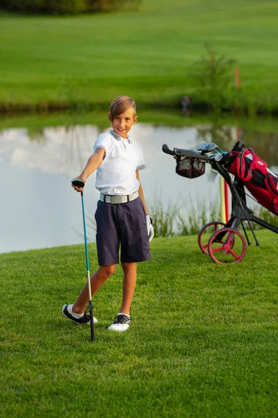 Παίχτης του γκολφ αγόρι 11 χρονών ποζάρει στο γκολφ — Φωτογραφία Αρχείου
