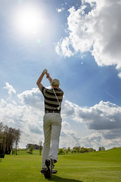 Jogador de golfe masculino terminou seu tiro — Fotografia de Stock