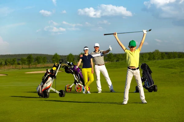 Çocuk ailesiyle golf oynamak — Stok fotoğraf