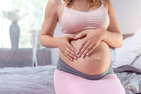 Gravid kvinna vidrör magen närbild — Stockfoto