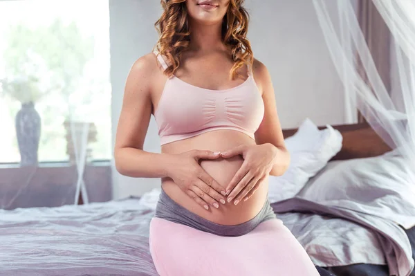 Gravid kvinna vidrör magen närbild — Stockfoto