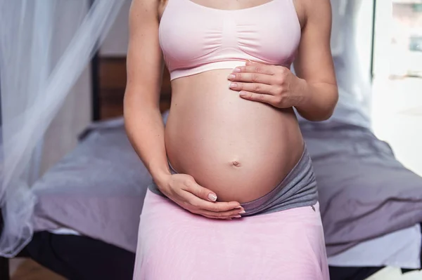Mujer embarazada tocando el vientre de cerca — Foto de Stock