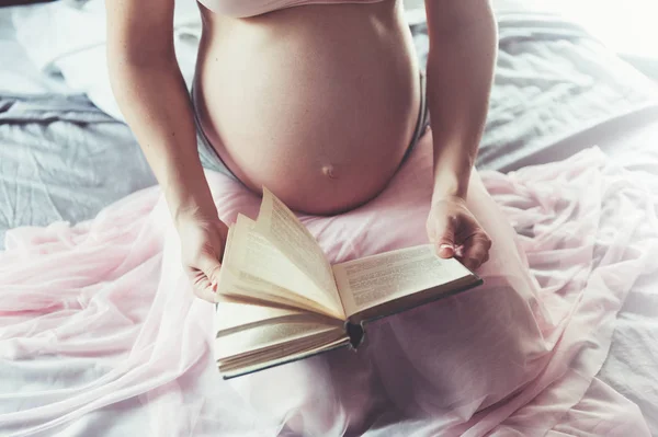 Graviditet Och Fritid Concept Gravid Kvinna Läsa Bok Sängen Hemma — Stockfoto