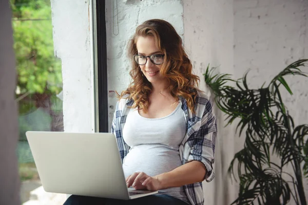 Embarazada Uso Computadora Portátil Para Trabajar Casa — Foto de Stock