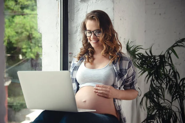 Embarazada Uso Computadora Portátil Para Trabajar Casa — Foto de Stock