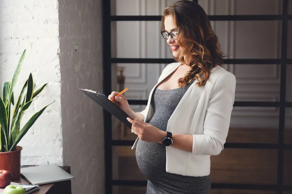 Zwangere volwassen zakenvrouw werken op kantoor — Stockfoto