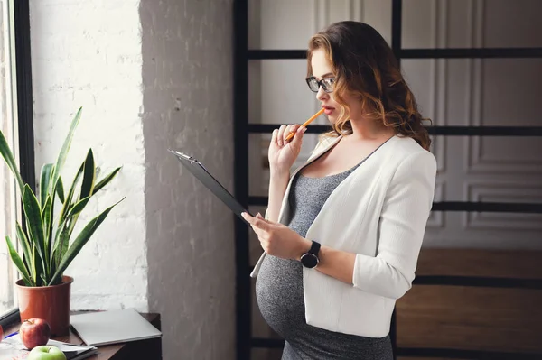 Zwangere volwassen zakenvrouw werken op kantoor — Stockfoto