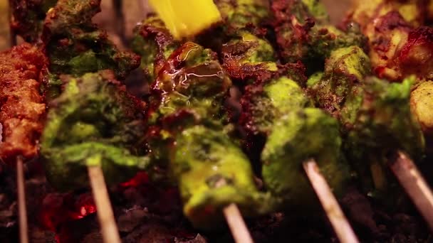 Carne Parrilla Fuego Untada Con Cepillo Con Mantequilla Seekh Kebab — Vídeos de Stock