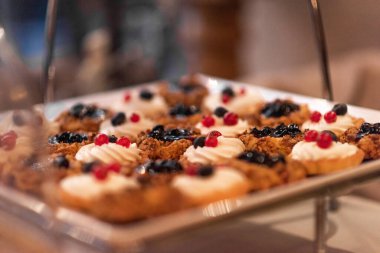 Meyveli turta ve tatlı tepsisi. Taze ahududu ve figürlerle nefis lezzetli hamur tatlılarına yakın çekim. Pastanede yemek servisi..