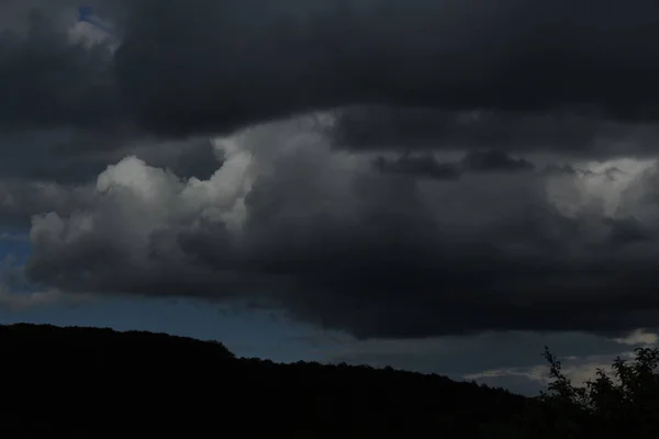 Fientliga Himmel Regniga Molnen Kvällshimlen Svarta Moln Åska Västra Ukraina — Stockfoto