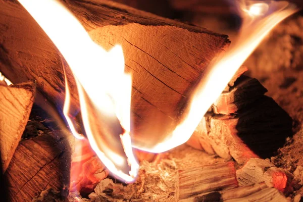 Ontslagen Vreugdevuur Het Vuur Hevig Ontslagen Brandhout Open Haard Helder — Stockfoto