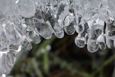 Göster'in altında kaynağıdır. Penceredeki su damlaları. Kış doğada. Doğa ve.