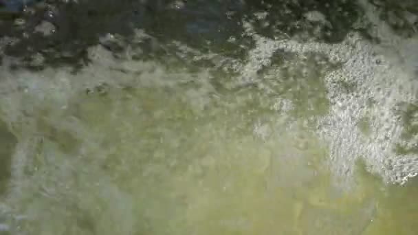 Pequeña Cascada Ruido Agua Burbujas Aire Superficie Del Agua Naturaleza — Vídeo de stock