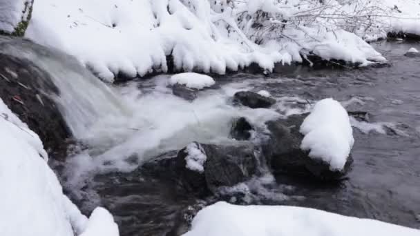 Waterval Het Geluid Van Water Aan Rivieroever Winter Natuur Stenen — Stockvideo