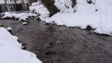 Bir küçük şelale ile kış nehir. Hızlı su akışı ve şelale. Ternopil kışın Park.