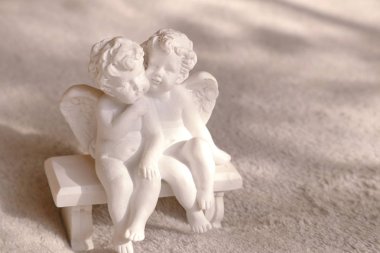 Alçı Dekorasyon unsurları üzerinde çocuklar isimlerinden. Erkek kardeşler ve turuncu topu. Alçı figürler konut dekorasyon için. Gupsum çocuk dostluk.