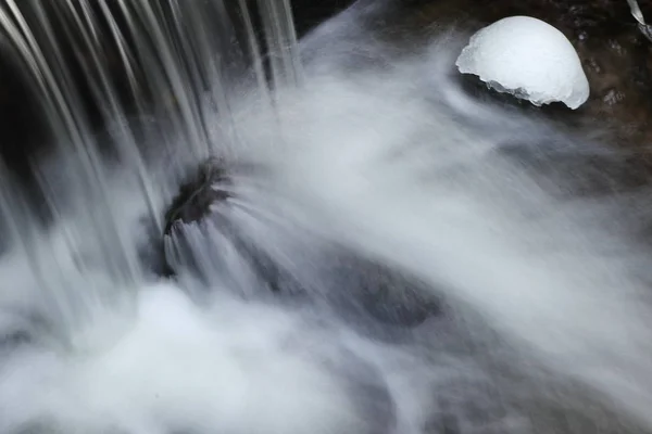 Wasserfall mit sauberem Wasser. — Stockfoto