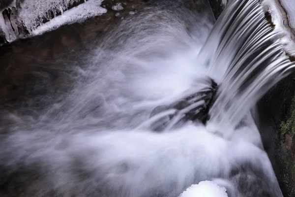 Wasserfall mit sauberem Wasser. — Stockfoto