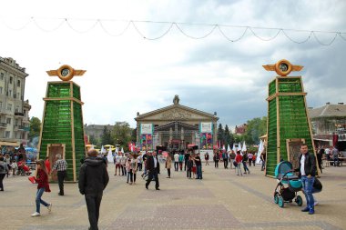 Ternopil 'in merkez kısmının mimarisi. Ternopil 'in telefon ve Ternopili manzaralı bir arka plan. Güneşli bir sabah. Sahada sabah sisi. Batı Ukrayna 'nın manzarası. 