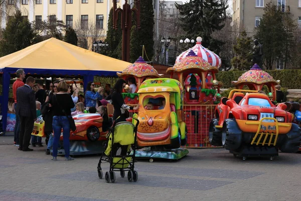 Διασκεδαστικοί Παιδότοποι Για Παιδιά Παιδικά Παιχνίδια Ηλιόλουστο Πρωινό Πρωινή Ομίχλη — Φωτογραφία Αρχείου