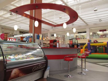 Ternopil 'in Podolyany alışveriş merkezindeki dükkanlar ve butikler. Podolny 'de alışveriş için. Güneşli bir sabah. Sahada sabah sisi. Batı Ukrayna 'nın manzarası. 