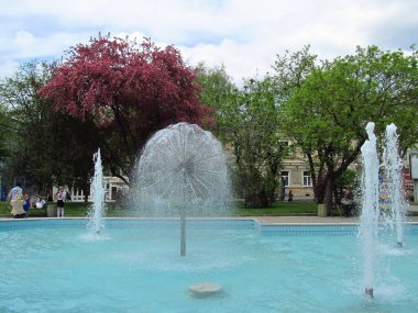 Ternopil 'in merkez kısmının mimarisi. Ternopil manzaralı telefonlar ve Ternopil.Ternopil şelaleleri. Su kenarında aile tatili. Güneşli bir sabah. Sahada sabah sisi. Batı Ukrayna 'nın manzarası. 