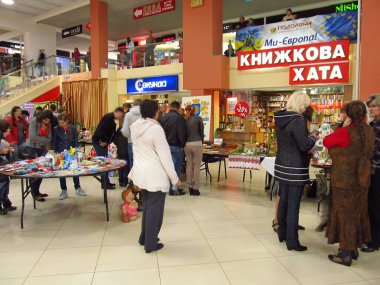 Ternopil 'in Podolyany alışveriş merkezindeki dükkanlar ve butikler. Podolny 'de alışveriş için. Güneşli bir sabah. Sahada sabah sisi. Batı Ukrayna 'nın manzarası. 
