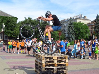 Uluslararası spor müsabakaları. Ternopil 'in telefon ve Ternopili manzaralı arka planı. Ternopilin Tiyatro Meydanı' ndaki yarışmalar. Güneşli bir sabah. Sahada sabah sisi. Batı Ukrayna 'nın manzarası. 