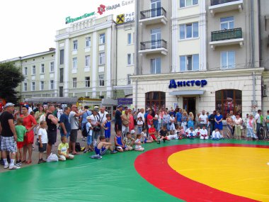 Ternopil 'in merkez kısmının mimarisi. Ternopil 'in telefon ve Ternopili manzaralı arka planı. Ternopilin Tiyatro Meydanı' ndaki yarışmalar. Güneşli bir sabah. Sahada sabah sisi. Batı Ukrayna 'nın manzarası. 