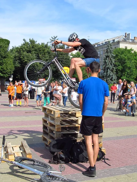 Uluslararası spor müsabakaları. Ternopil 'in telefon ve Ternopili manzaralı arka planı. Ternopilin Tiyatro Meydanı' ndaki yarışmalar. Güneşli bir sabah. Sahada sabah sisi. Batı Ukrayna 'nın manzarası. 