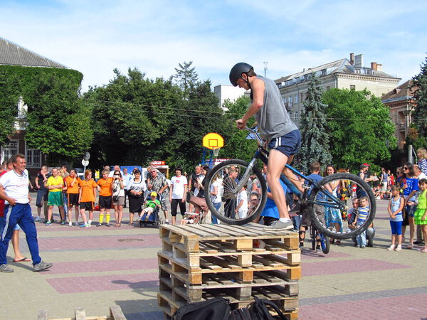 Международные спортивные соревнования. Фон с видами Тернополя для телефонов и Тернополь.Спортивные соревнования на Театральной площади Тернополя. Летнее солнечное утро. Утренний туман в поле. Пейзаж Западной Украины. 