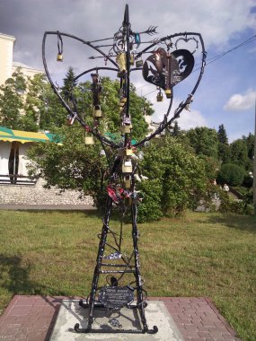 Kalp şeklinde metal bir bileşim var. Düğün bakışları. Demir kalp. Yaz güneşli bir sabah. Sahada sabah sisi. Batı Ukrayna 'nın manzarası. 