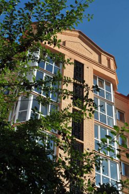 Modern mimaride düz çizgiler. 21. yüzyılda Ternopil mimarisi.  