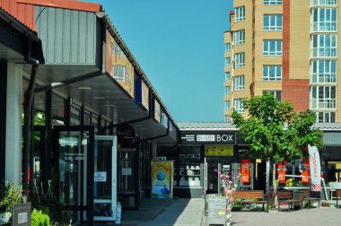 Alışveriş ve eğlence merkezi. Çocuklar ve yetişkinler için eğlence ve eğitim yerleri. Ternopil güzel bir şehir. Modern mimarinin renkli evleri. Ternopil 'in küçük işletmesi. 