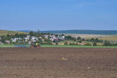 Ternopil 'in kırsal arazisi. Ternopil 'de yeşil turizm. Doğada güneşli bir yaz gününde. Doğanın ılık güneşli havasında. Mavi gökyüzünün altında. Güneşli bir yaz günü. Ukrayna köylerinde özel binalar.