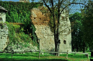 Ternopil 'in Brzezany kasabasındaki eski kale. Brzezany 'nin antik mimarisi. Ortaçağ şatosunun yakınında güneşli bir yaz günü. Ortaçağ mimarisi. 