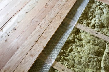 İzolasyon ve sıcaklığı korumak için yeni ahşap doğal döşeme ve mineral yünü yalıtımı yerleştirildi. Modern teknolojiler, sıcak konforlu ev ve çevre dostu yalıtım konsepti.