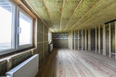 Yapım ve büyük ışık geniş boş oda meşe zemin, duvar ve tavan taş yünü, gelecekteki duvarlar için düşük tavan pencere ve ahşap çerçeve altında radyatörler Isıtma ile yenileme.