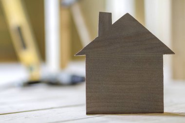 Arka plan basit küçük kahverengi model ev bulanık binasında Close-up araçları. İnşaat, yapı ve Emlak, Emlak ve rüya ev concept sahipliğini yatırımları.