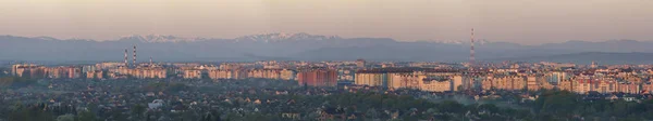 広いパノラマ ウクライナ イヴァーノ フランキーウシク市の空撮 高層ビル 住宅の四分の一および遠いカルパティア山脈の背景に緑の街と近代的な観光都市のシーン — ストック写真