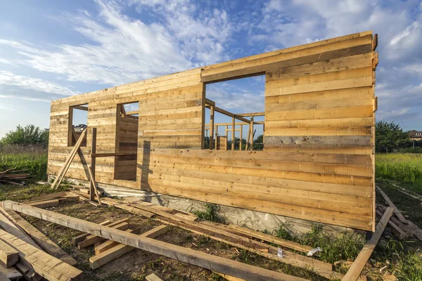 Casa Ecológica Inacabada Construcción Campo Verde Sobre Fondo Cielo Azul — Foto de Stock