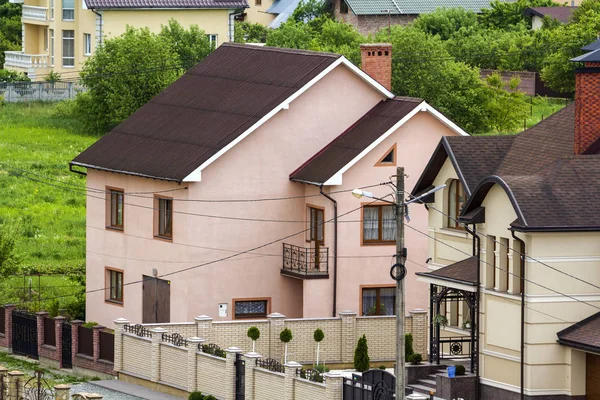 Harika bir manzara yaz modern sessiz banliyö binalar Panoraması. Güzel rahat iki - katlı yeni evler renkli kiremit çatılar, yarda ve bahçeleriyle uzak yüksek binalar zemin üzerine.
