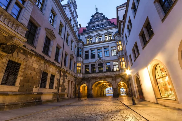 Éjszakai Kilátás Megvilágított Keskeny Utca Régi Történelmi Épületei Dresden City — Stock Fotó