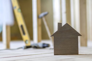 Arka plan basit küçük kahverengi model ev bulanık binasında Close-up araçları. İnşaat, yapı ve Emlak, Emlak ve rüya ev concept sahipliğini yatırımları.