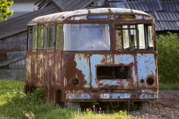 Close Old Forsaken Passenger Bus Broken Windows Rusting High Green — Stock Photo, Image
