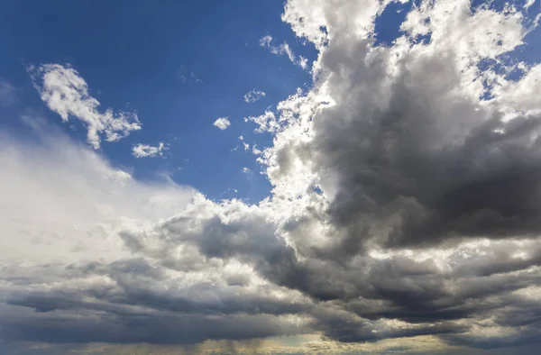 Крупным Планом Красивый Вид Красочные Белые Серые Темно Широкие Облака — стоковое фото